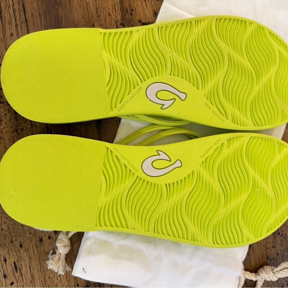 Olukai AKA flip flop
Sandals new in bag - Picture 6 of 11